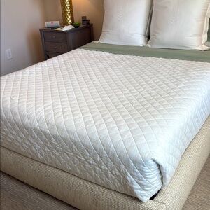Pottery Barn Belgian Flax Linen Diamond Quilted Bedspread- Queen size, White
